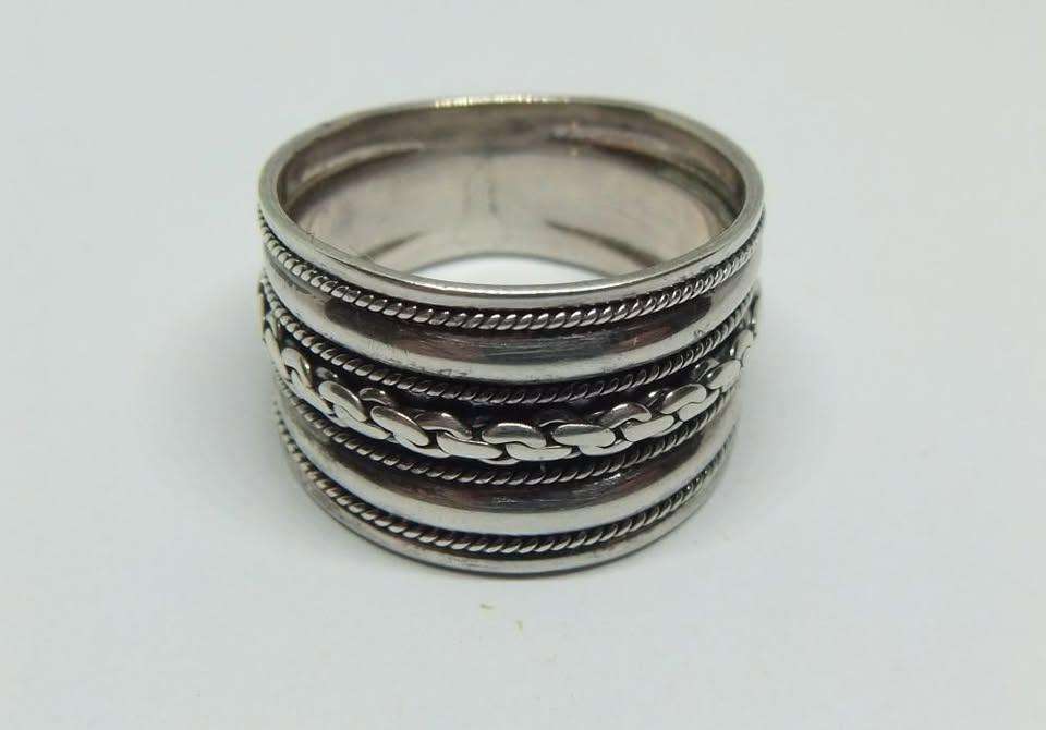 A BIG AND BOLD WIDE SOLID STERLING SILVER RING WITH EYE CATCHING DETAIL IN EXCELLENT CONDITION