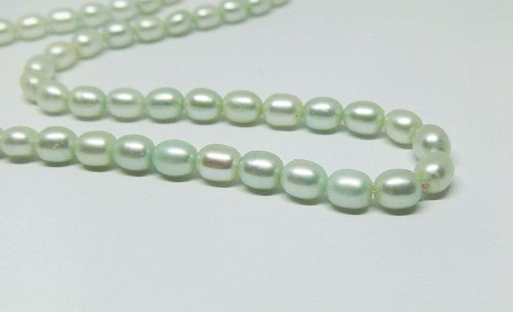 A VINTAGE STYLE GENUINE FRESHWATER PEARL NECKLACE WITH A BLUISH TINGE AND MAGNETIC CLASP