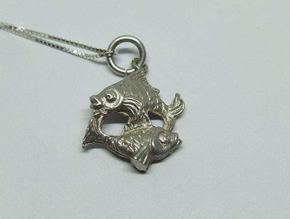 A BRAND NEW STERLING SILVER NECKLACE WITH A DETAILED VINTAGE UNWORN SOLID SILVER PISCES PENDANT !!