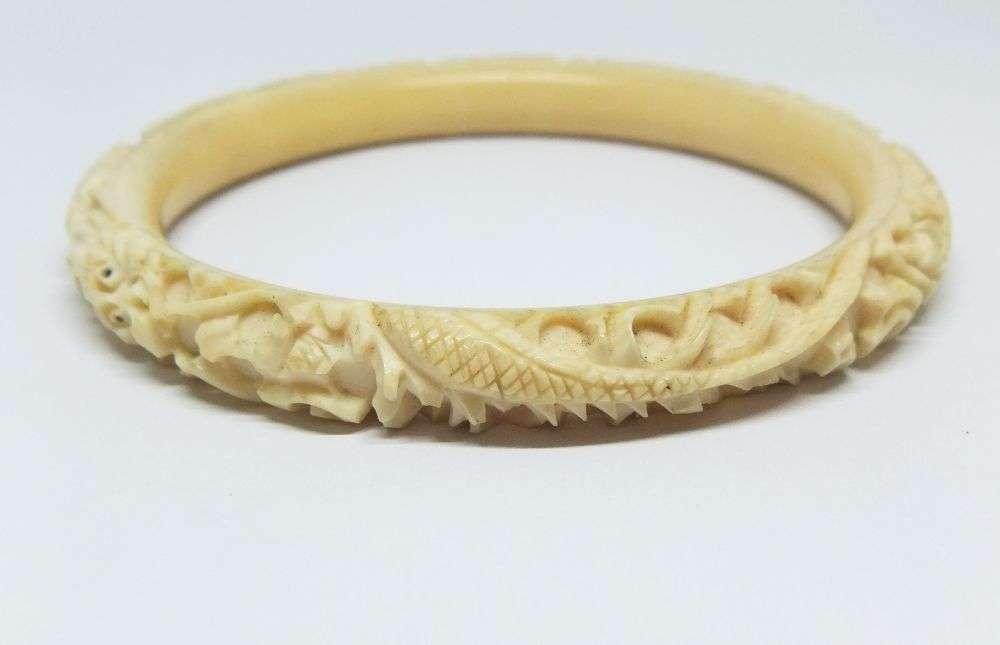 A STUNNING 1920`S CHINESE CARVED BONE BANGLE WITH INTRICATE DRAGON DESIGN !! EXCELLENT CONDITION !!