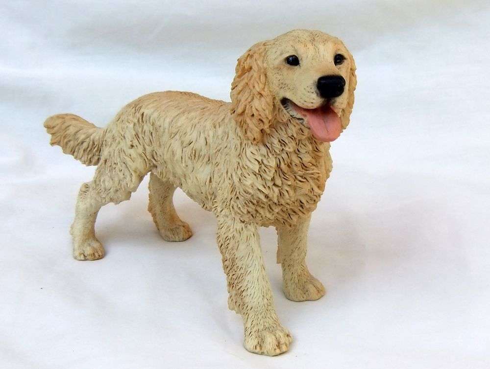 AN ALMOST LIFE LIKE VINTAGE LABRADOR FIGURINE BY CASTAGNA OF ITALY DATED 1990 WITH ORIGINAL BOX