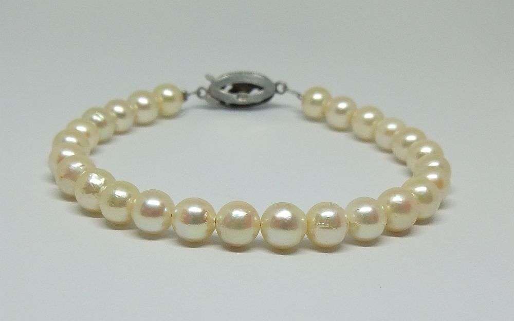 ONE OF A KIND !! A CLASSY ARTISAN MADE REAL PEARL BRACELET WITH VINTAGE GENUINE SILVER CLASP !!