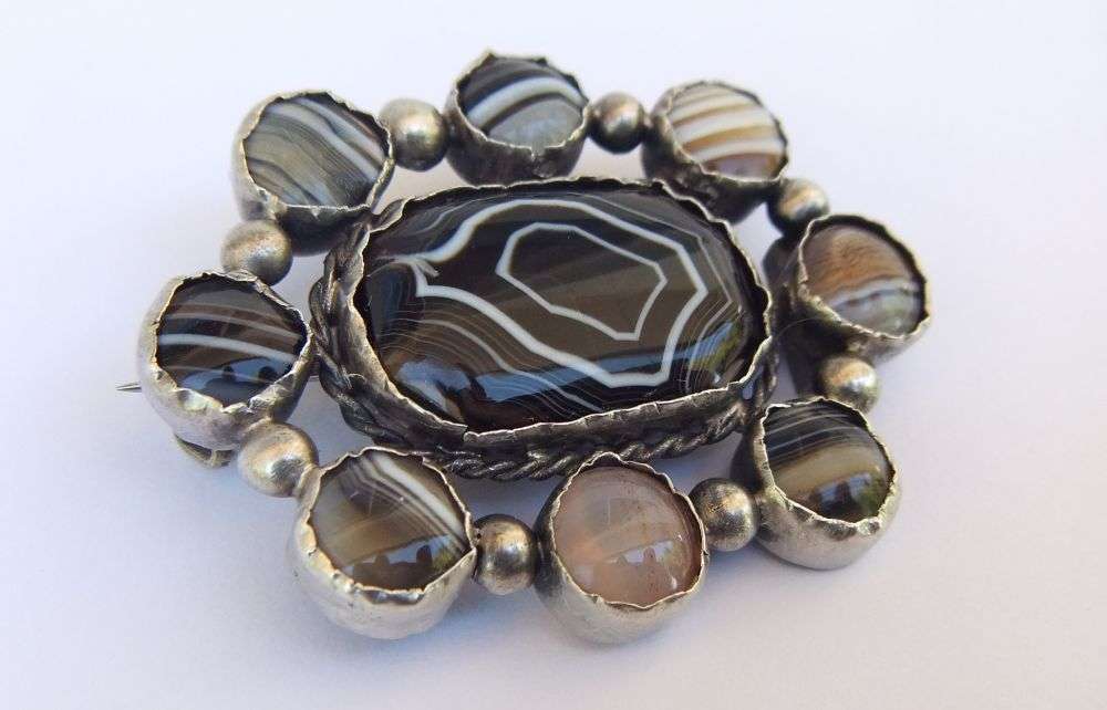 MUST SEE !! A RARE ANTIQUE VICTORIAN SCOTTISH SILVER BROOCH SET WITH CABOCHON AGATE STONES !!