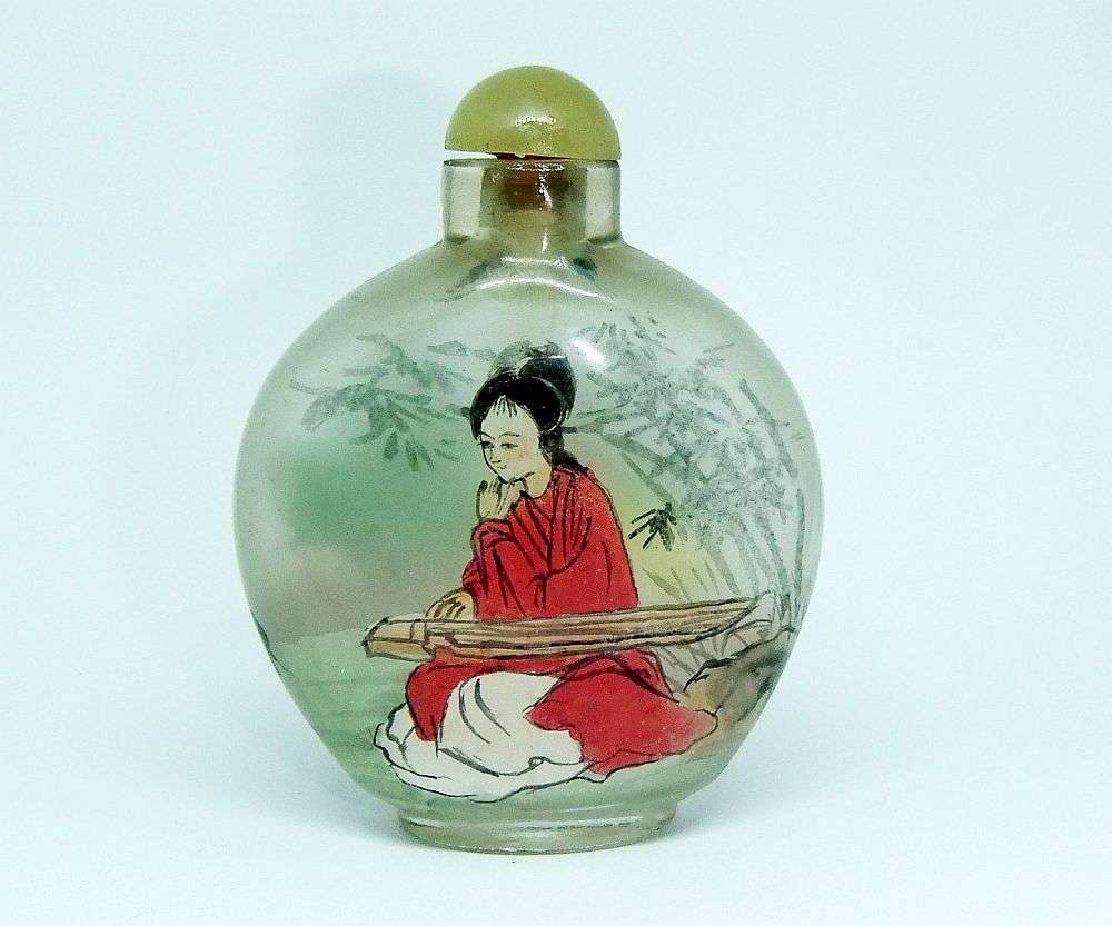 LOOK !! A FABULOUS VINTAGE CHINESE GLASS SNUFF BOTTLE WITH ORIGINAL STOPPER AND SPOON !! SWEET !!