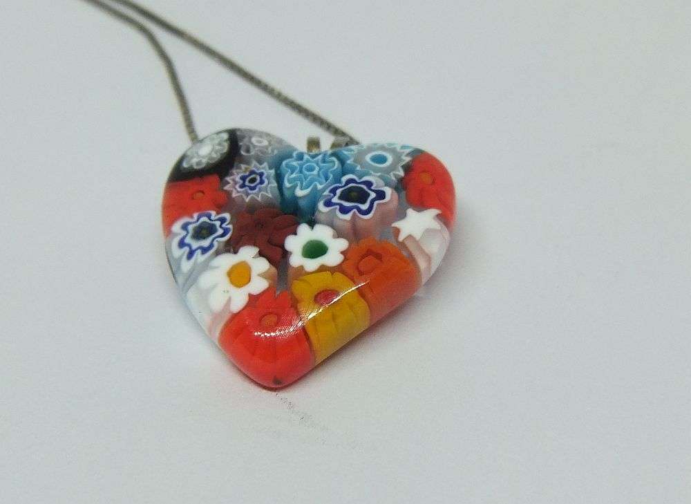 A STUNNING EYE CATCHING VINTAGE MILIFIORI GLASS HEART PENDANT PLUS STERLING SILVER NECKLACE !! WOW !