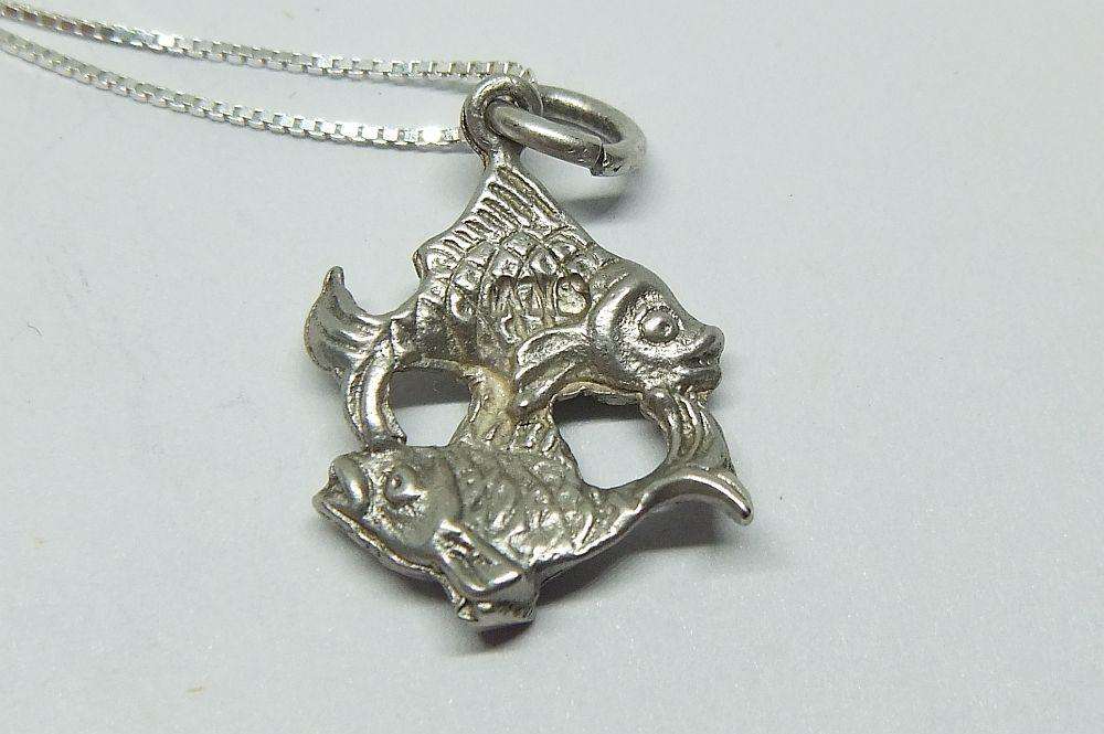 A BRAND NEW STERLING SILVER NECKLACE WITH A DETAILED VINTAGE UNWORN SOLID SILVER PISCES PENDANT !!