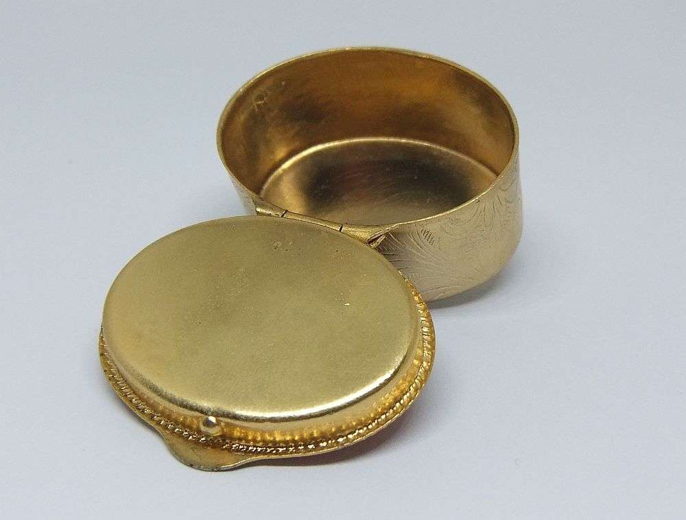 A VINTAGE ITALIAN MADE PILL BOX WITH GLASS MICRO MOSAIC FEATURE