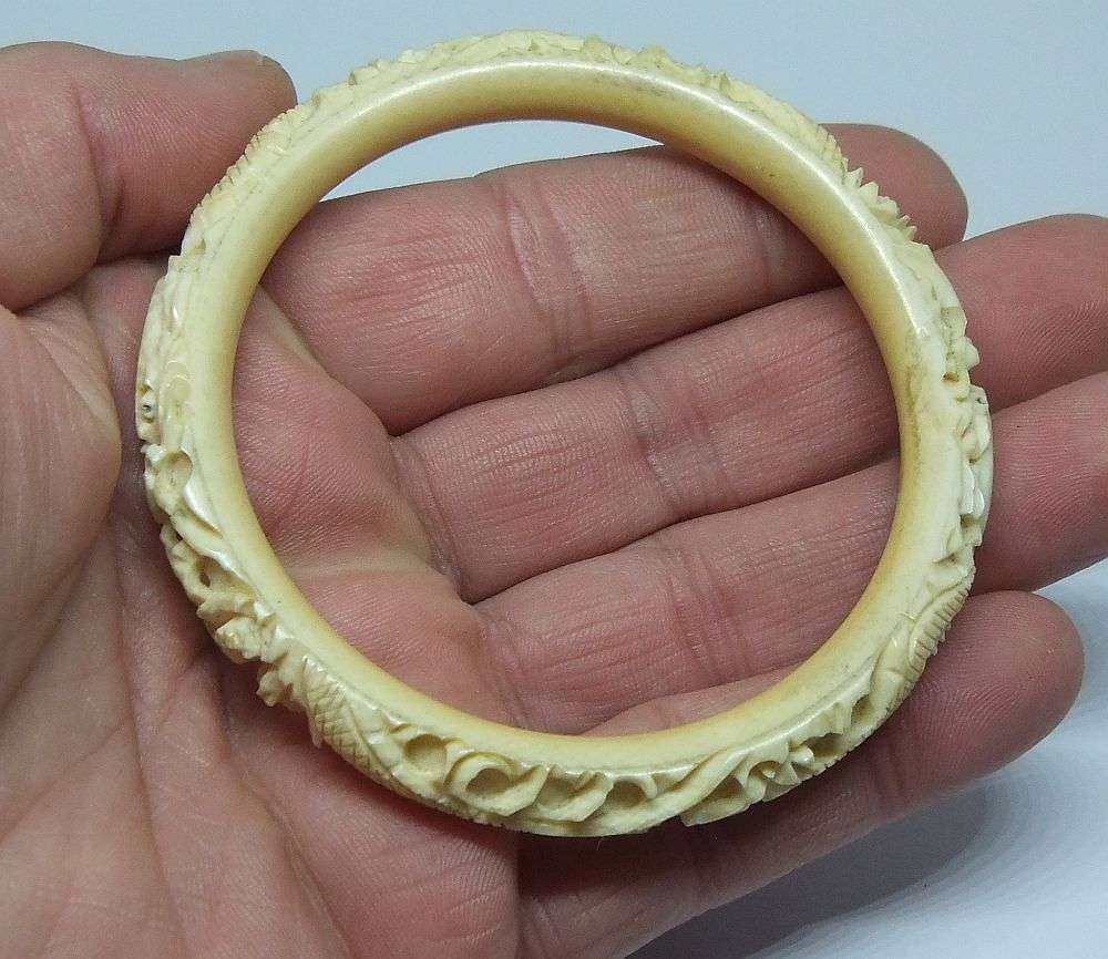 A STUNNING 1920`S CHINESE CARVED BONE BANGLE WITH INTRICATE DRAGON DESIGN !! EXCELLENT CONDITION !!