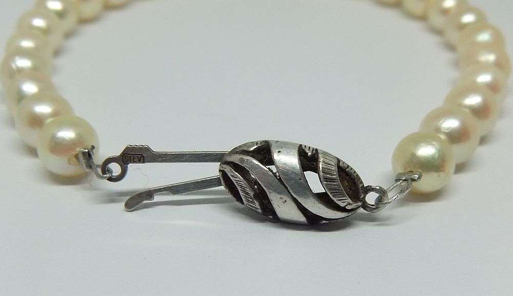 ONE OF A KIND !! A CLASSY ARTISAN MADE REAL PEARL BRACELET WITH VINTAGE GENUINE SILVER CLASP !!