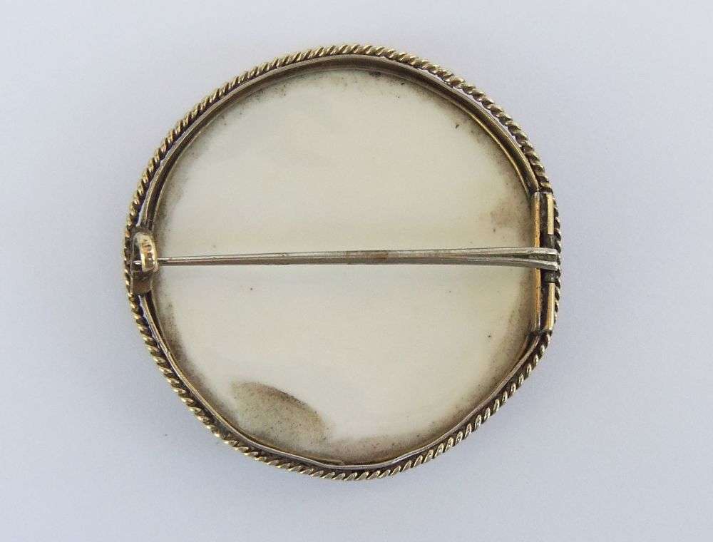 WHAT A FIND !! A LARGE AND ATTRACTIVE VICTORIAN ERA HAND PAINTED TILE BROOCH SET IN SOLID SILVER !!