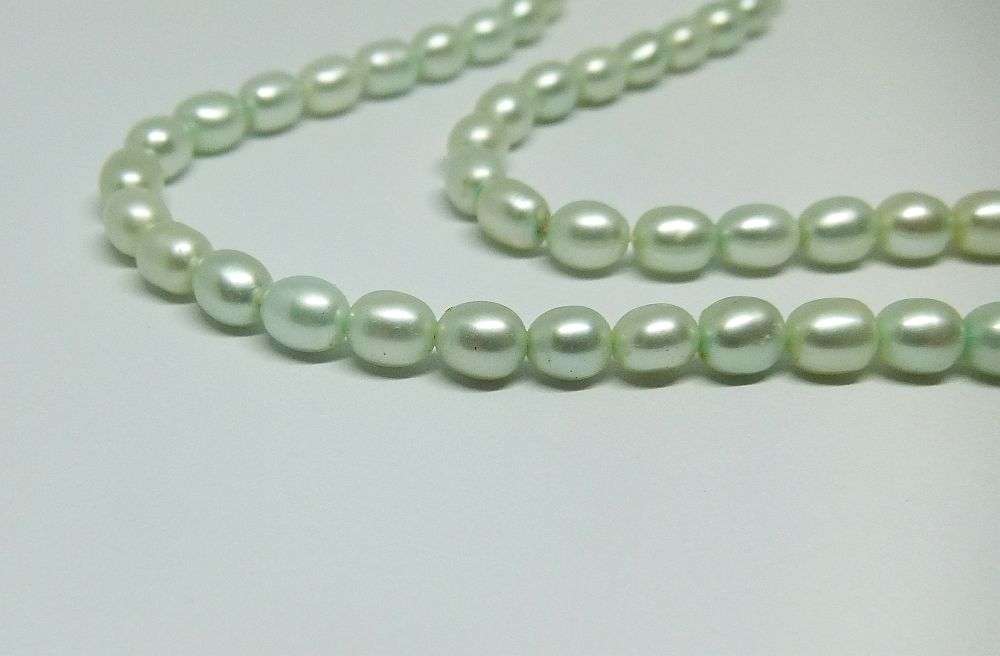 A VINTAGE STYLE GENUINE FRESHWATER PEARL NECKLACE WITH A BLUISH TINGE AND MAGNETIC CLASP