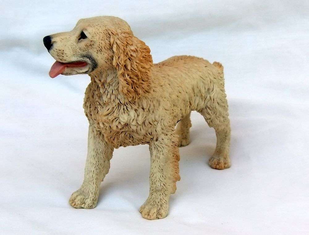 AN ALMOST LIFE LIKE VINTAGE LABRADOR FIGURINE BY CASTAGNA OF ITALY DATED 1990 WITH ORIGINAL BOX