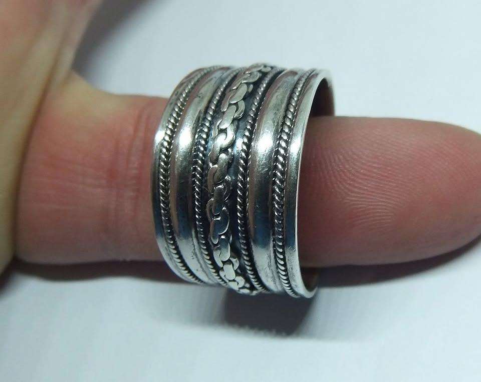 A BIG AND BOLD WIDE SOLID STERLING SILVER RING WITH EYE CATCHING DETAIL IN EXCELLENT CONDITION