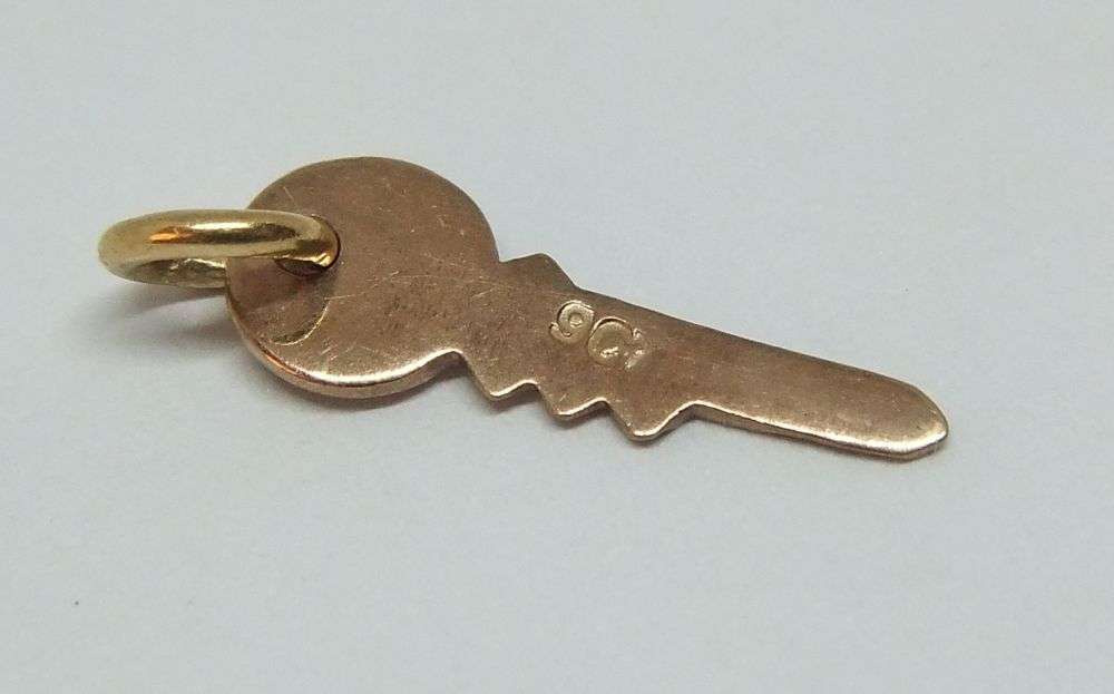TOO CUTE FOR WORDS !! A GENUINE 9CT GOLD " LOVE KEY " CHARM IN EXCELLENT CONDITION !! MUST HAVE !!
