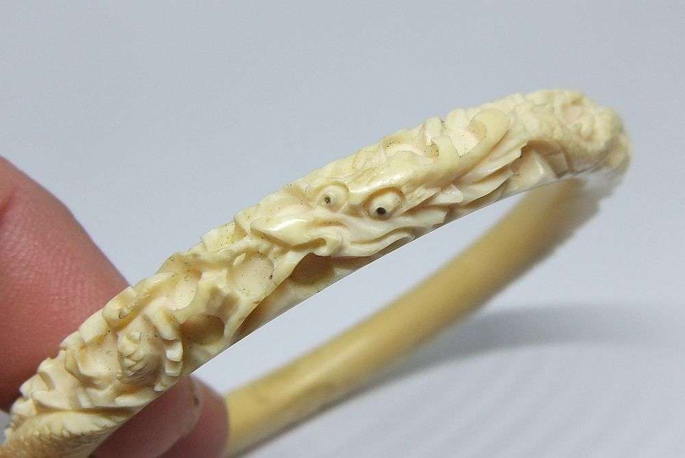 A STUNNING 1920`S CHINESE CARVED BONE BANGLE WITH INTRICATE DRAGON DESIGN !! EXCELLENT CONDITION !!