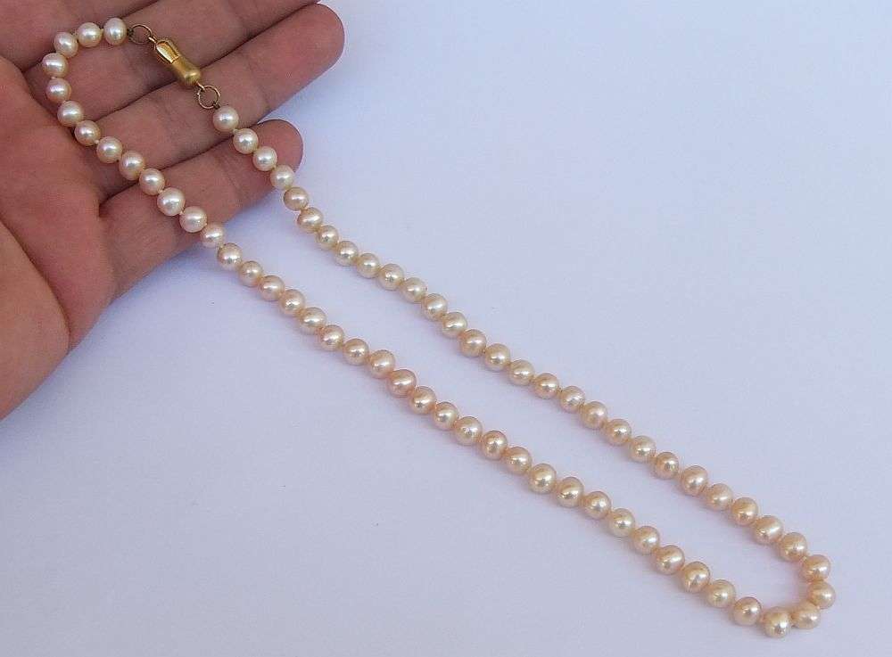 MUST SEE !! AN ELEGANT VINTAGE STYLE GENUINE FRESHWATER PEARL NECKLACE WITH MAGNETIC CLASP !! WOW