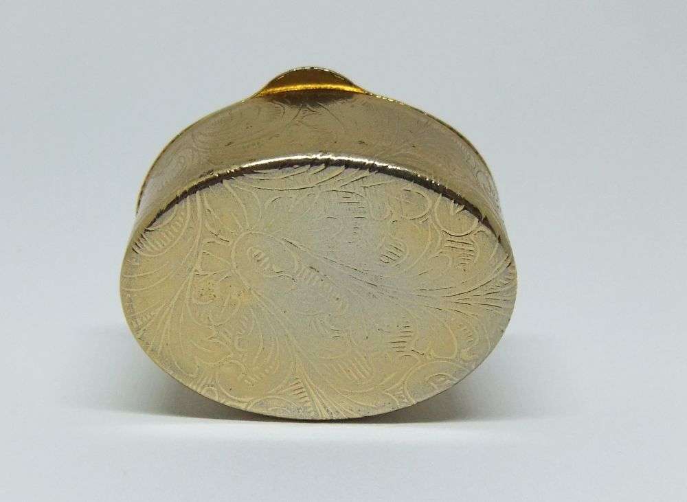 A VINTAGE ITALIAN MADE PILL BOX WITH GLASS MICRO MOSAIC FEATURE