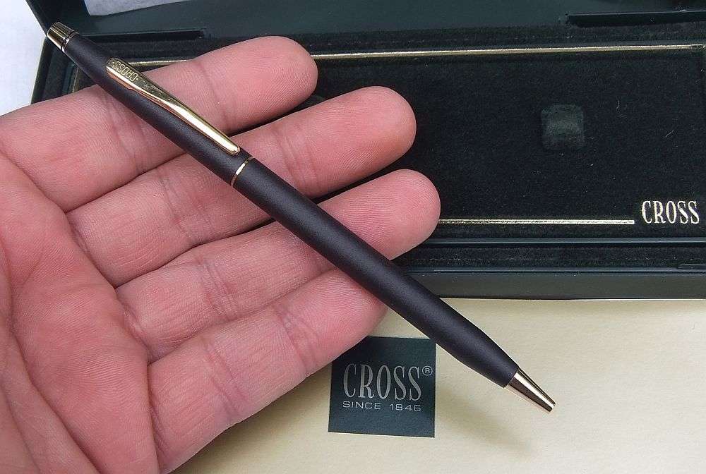 A HIGH CLASS VINTAGE ROLLERBALL PEN BY CROSS U.S.A WITH BOX IN AS NEW CONDITION - 100% WORKING !!