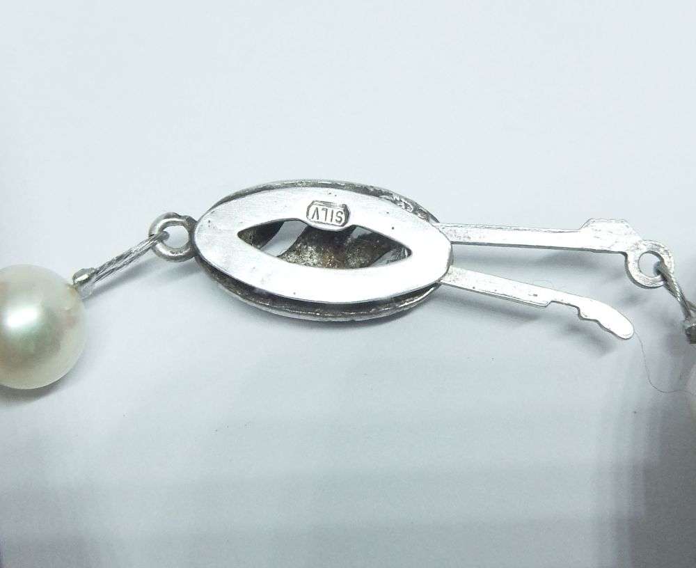 ONE OF A KIND !! A CLASSY ARTISAN MADE REAL PEARL BRACELET WITH VINTAGE GENUINE SILVER CLASP !!