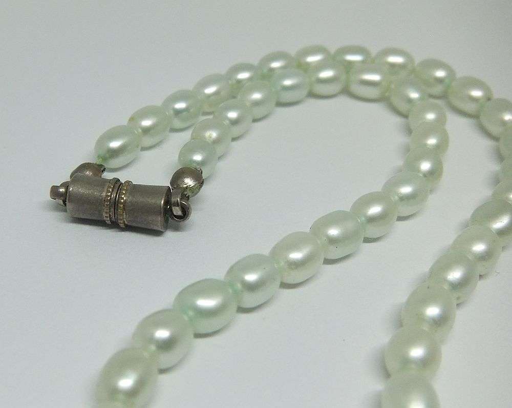 A VINTAGE STYLE GENUINE FRESHWATER PEARL NECKLACE WITH A BLUISH TINGE AND MAGNETIC CLASP