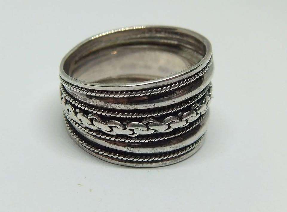 A BIG AND BOLD WIDE SOLID STERLING SILVER RING WITH EYE CATCHING DETAIL IN EXCELLENT CONDITION