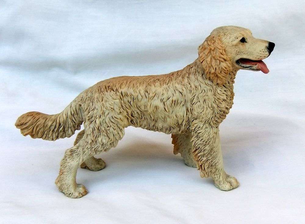 AN ALMOST LIFE LIKE VINTAGE LABRADOR FIGURINE BY CASTAGNA OF ITALY DATED 1990 WITH ORIGINAL BOX