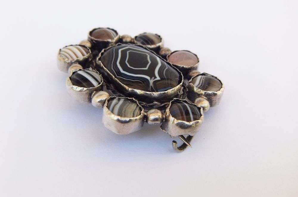 MUST SEE !! A RARE ANTIQUE VICTORIAN SCOTTISH SILVER BROOCH SET WITH CABOCHON AGATE STONES !!