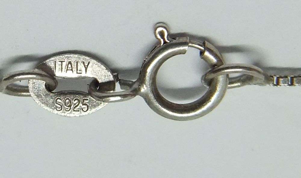 A STUNNING EYE CATCHING VINTAGE MILIFIORI GLASS HEART PENDANT PLUS STERLING SILVER NECKLACE !! WOW !