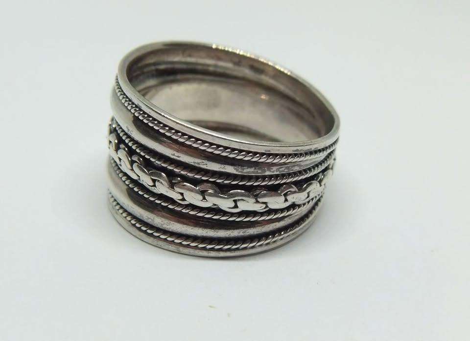 A BIG AND BOLD WIDE SOLID STERLING SILVER RING WITH EYE CATCHING DETAIL IN EXCELLENT CONDITION