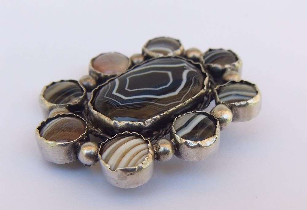 MUST SEE !! A RARE ANTIQUE VICTORIAN SCOTTISH SILVER BROOCH SET WITH CABOCHON AGATE STONES !!