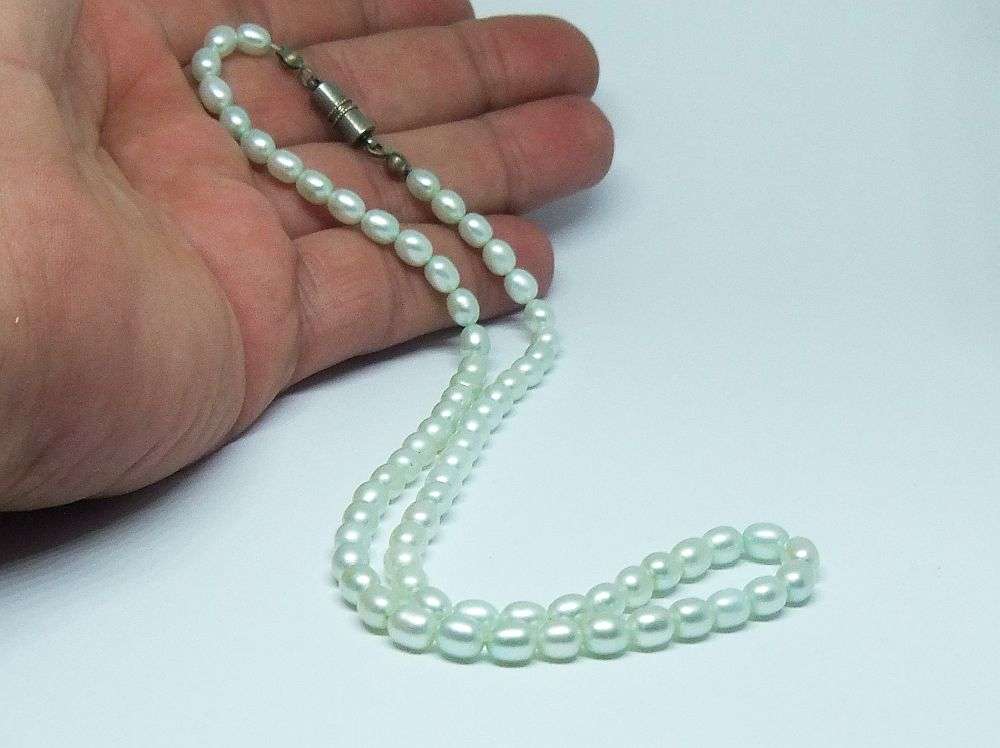 A VINTAGE STYLE GENUINE FRESHWATER PEARL NECKLACE WITH A BLUISH TINGE AND MAGNETIC CLASP