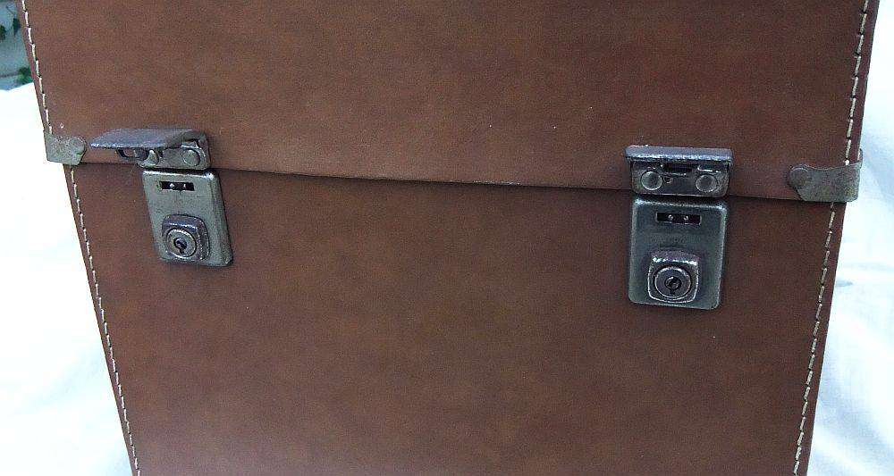 A totally cool vintage LP case in great condition