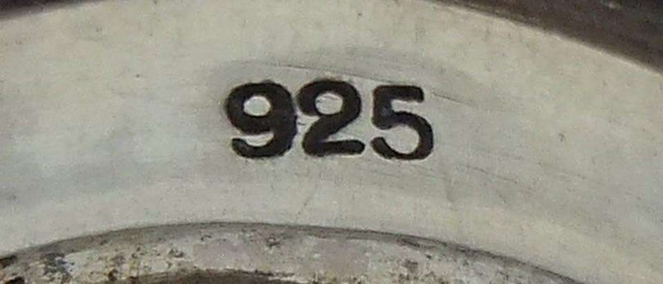 A BIG AND BOLD WIDE SOLID STERLING SILVER RING WITH EYE CATCHING DETAIL IN EXCELLENT CONDITION