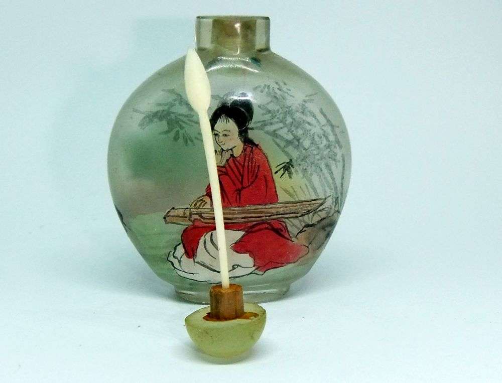 LOOK !! A FABULOUS VINTAGE CHINESE GLASS SNUFF BOTTLE WITH ORIGINAL STOPPER AND SPOON !! SWEET !!