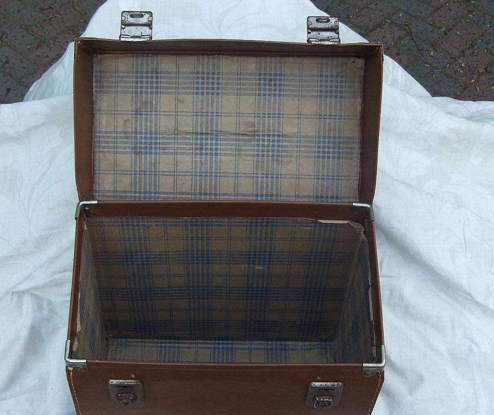 A totally cool vintage LP case in great condition