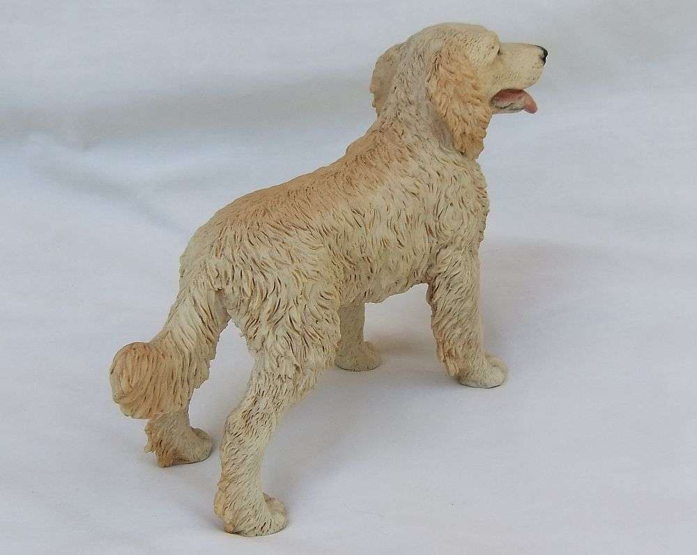 AN ALMOST LIFE LIKE VINTAGE LABRADOR FIGURINE BY CASTAGNA OF ITALY DATED 1990 WITH ORIGINAL BOX