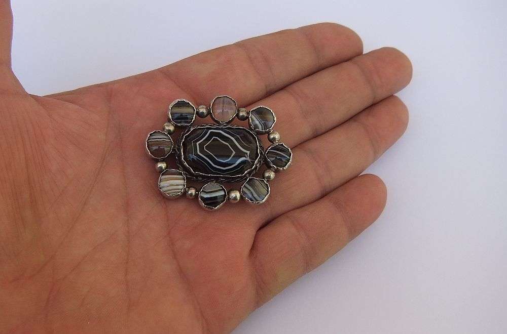 MUST SEE !! A RARE ANTIQUE VICTORIAN SCOTTISH SILVER BROOCH SET WITH CABOCHON AGATE STONES !!