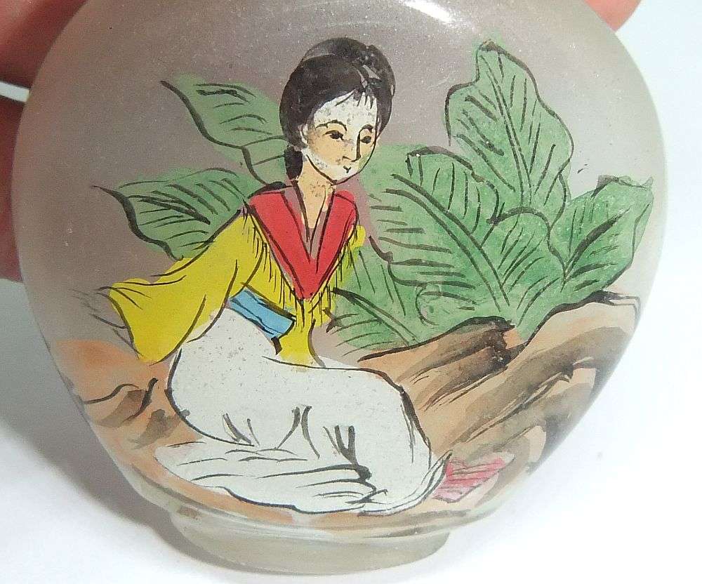 LOOK !! A FABULOUS VINTAGE CHINESE GLASS SNUFF BOTTLE WITH ORIGINAL STOPPER AND SPOON !! SWEET !!