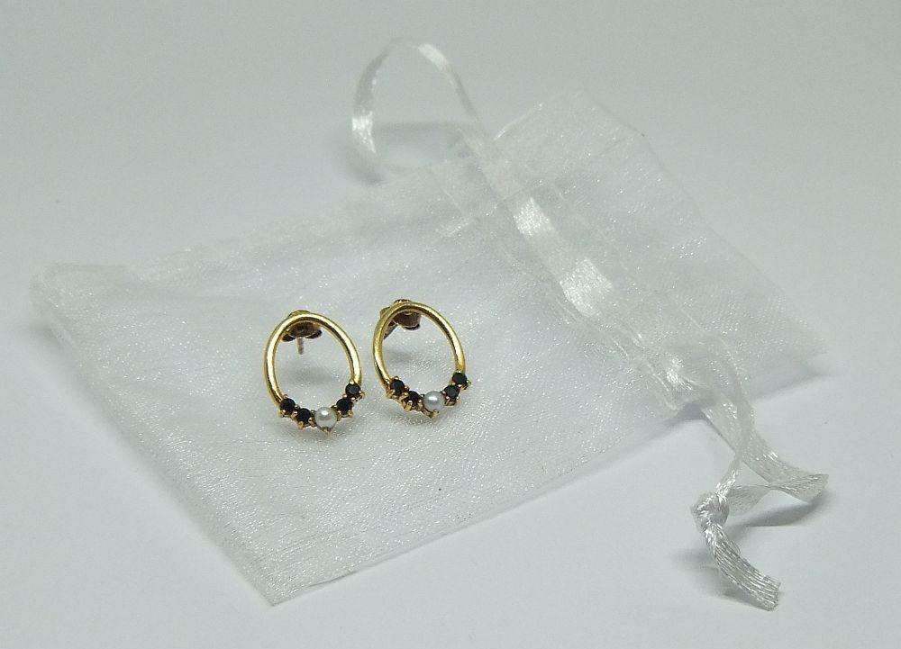 AN EXQUISITE PAIR OF GOLD PLATED STERLING SILVER EARRINGS WITH SEED PEARLS AND DARK FACETED STONES