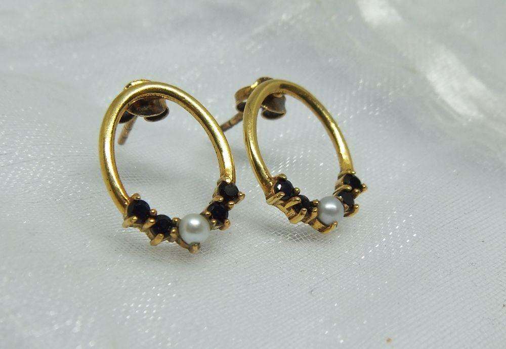AN EXQUISITE PAIR OF GOLD PLATED STERLING SILVER EARRINGS WITH SEED PEARLS AND DARK FACETED STONES