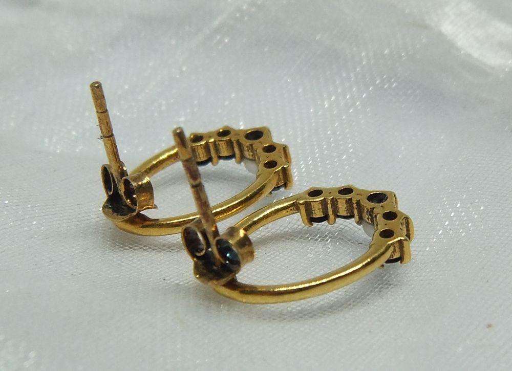 AN EXQUISITE PAIR OF GOLD PLATED STERLING SILVER EARRINGS WITH SEED PEARLS AND DARK FACETED STONES