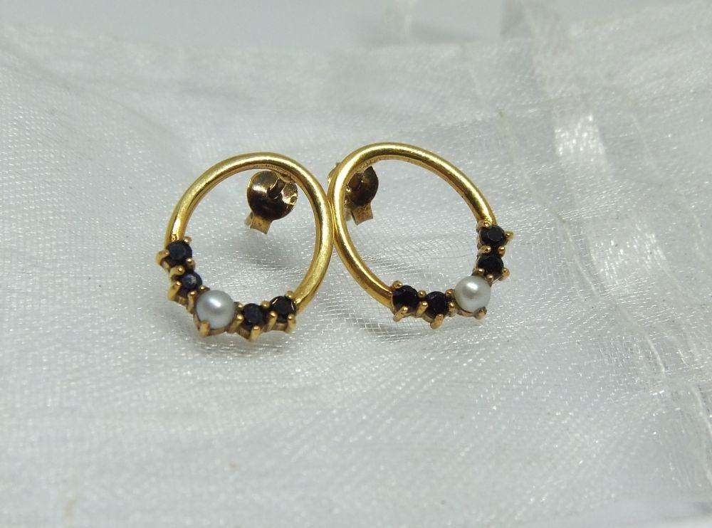 AN EXQUISITE PAIR OF GOLD PLATED STERLING SILVER EARRINGS WITH SEED PEARLS AND DARK FACETED STONES