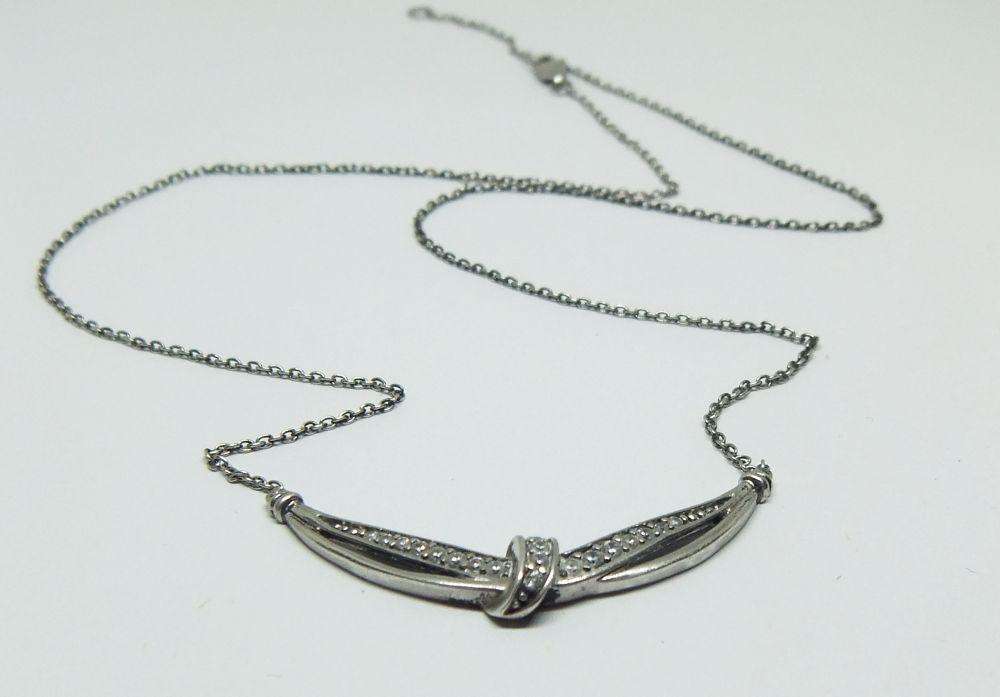 A BEAUTIFUL ART DECO STYLE VINTAGE STERLING SILVER NECKLACE WITH CENTREPIECE AND FACETED INSETS