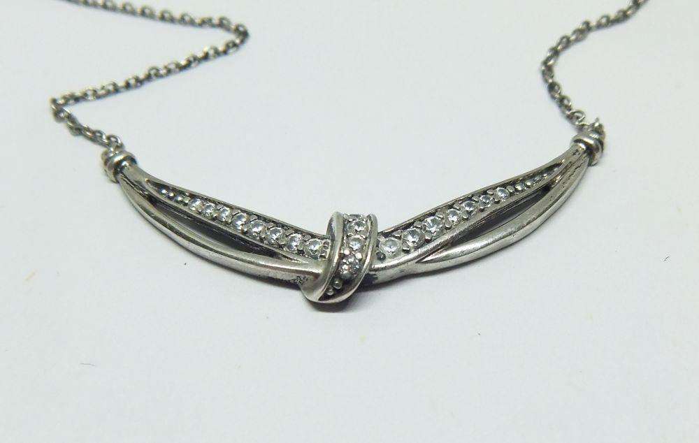 A BEAUTIFUL ART DECO STYLE VINTAGE STERLING SILVER NECKLACE WITH CENTREPIECE AND FACETED INSETS