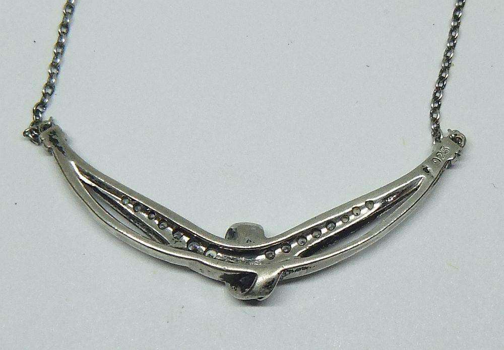 A BEAUTIFUL ART DECO STYLE VINTAGE STERLING SILVER NECKLACE WITH CENTREPIECE AND FACETED INSETS
