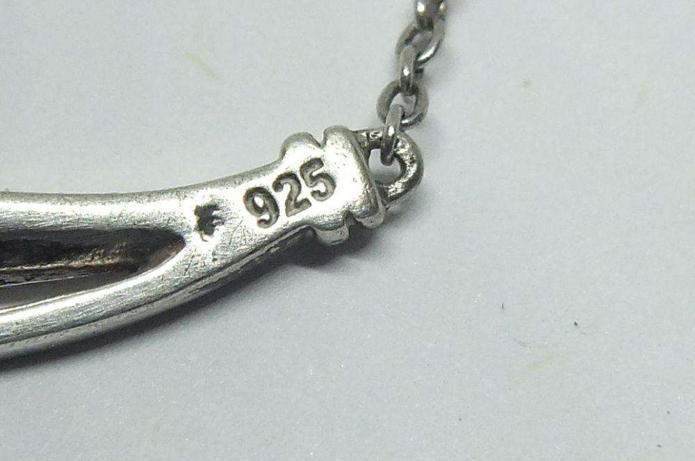 A BEAUTIFUL ART DECO STYLE VINTAGE STERLING SILVER NECKLACE WITH CENTREPIECE AND FACETED INSETS