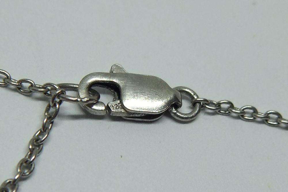 A BEAUTIFUL ART DECO STYLE VINTAGE STERLING SILVER NECKLACE WITH CENTREPIECE AND FACETED INSETS