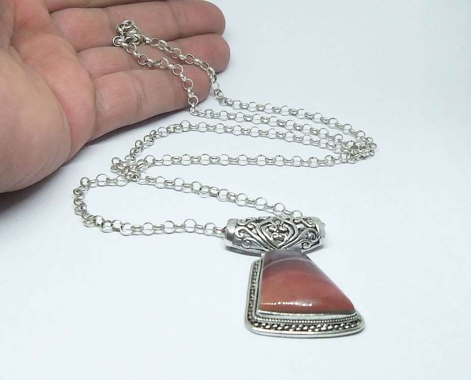 AN EXTRA LONG STERLING SILVER ROUND LINK NECKLACE & STERLING SILVER PENDANT SET WITH RED AGATE STONE