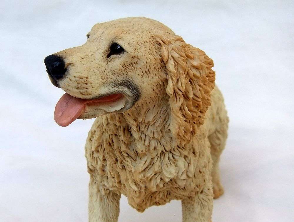 AN ALMOST LIFE LIKE VINTAGE LABRADOR FIGURINE BY CASTAGNA OF ITALY DATED 1990 WITH ORIGINAL BOX