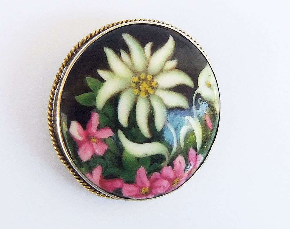 WHAT A FIND !! A LARGE AND ATTRACTIVE VICTORIAN ERA HAND PAINTED TILE BROOCH SET IN SOLID SILVER !!